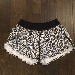 Black and white lululemon tracker lll shorts